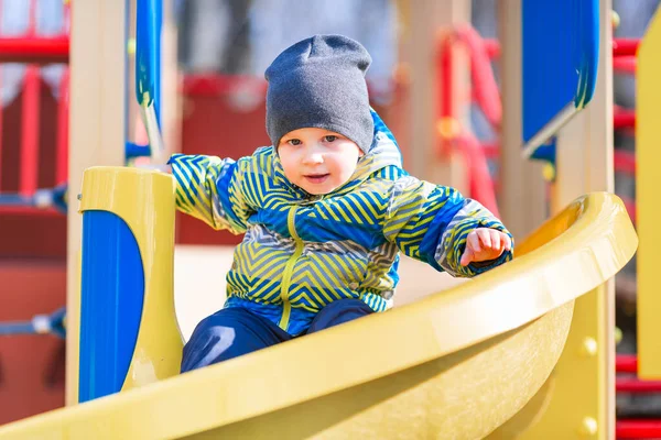 Feliz Niño Jugando Patio Aire Libre — Foto de Stock