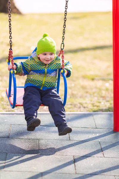 Щасливий Маленький Хлопчик Гойдається Гойдалці Дитячому Майданчику Відкритому Повітрі — стокове фото