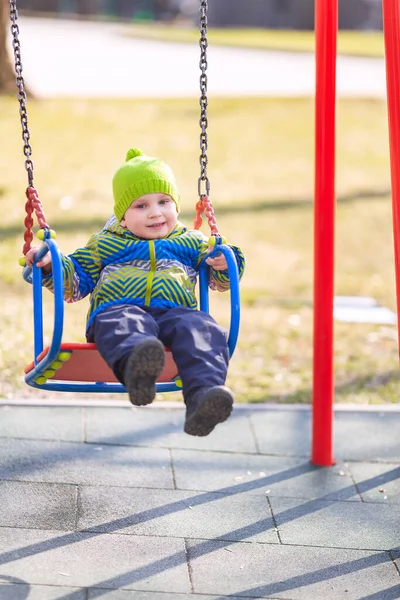 Feliz Niñito Balanceándose Columpio Patio Aire Libre — Foto de Stock