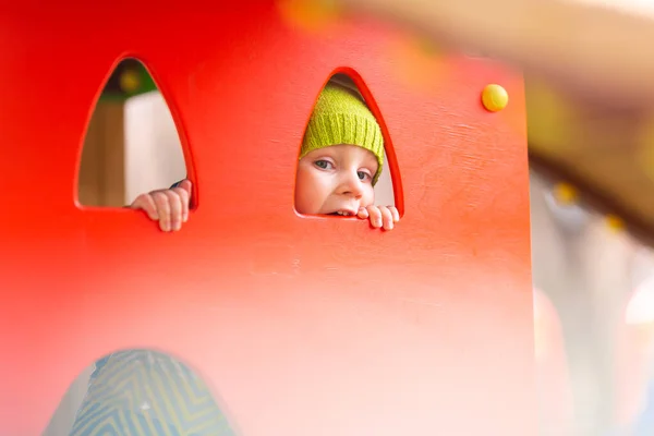 Piccolo Bambino Felice Che Gioca Nel Parco Giochi All Aperto — Foto Stock