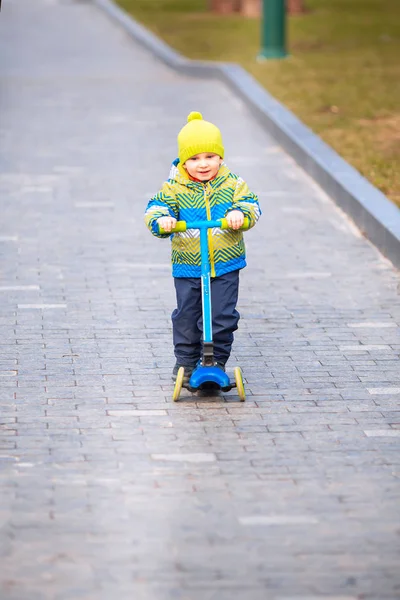 キックスクーターに乗ってかわいい男の子 健康的な野外活動 — ストック写真