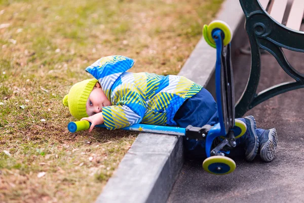 Rapazinho Giro Cair Scooter Miúdo Magoar Andar Patinete Acidente Scooter — Fotografia de Stock