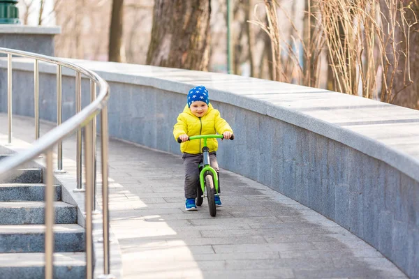 Niño Feliz Montando Una Bicicleta Carreras Parque Aire Libre — Foto de Stock
