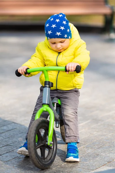 Счастливый Маленький Мальчик Катается Велосипеде Парке Открытым Небом — стоковое фото