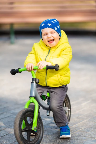 Menino Feliz Andando Bicicleta Parque Livre — Fotografia de Stock