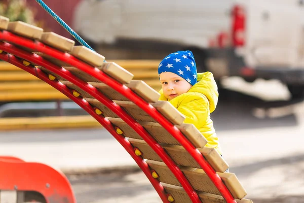 Feliz Niño Jugando Patio Aire Libre — Foto de Stock