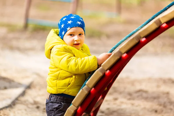 Feliz Niño Jugando Patio Aire Libre — Foto de Stock