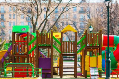Çocuk parkı, parkta salıncaklar ve slaytlar olan bir kale gibi.
