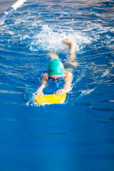 Cute Little Girl Swimmer Training Swimming Pool Glasses Swimming Kickboard — Stock Photo, Image