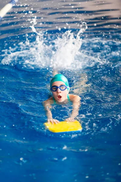 Милая Девочка Пловчиха Тренируется Бассейне Очках Плавательной Доской Плавательный Спорт — стоковое фото