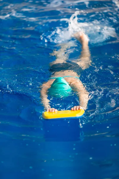 Aranyos Kislány Úszó Edzés Egy Úszómedencében Szemüvegben Úszódeszkával Úszás Sport — Stock Fotó