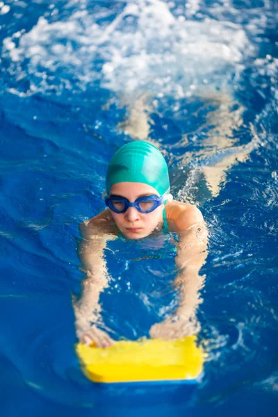 Carino Allenamento Nuotatore Bambina Una Piscina Occhiali Con Kickboard Nuoto — Foto Stock