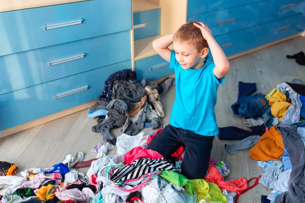 Pequeño Chico Desesperado Con Lío Ropa Dormitorio — Foto de Stock