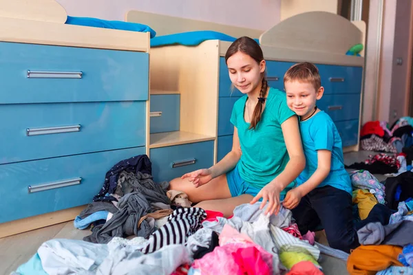 Niños Felices Doblando Ropa Dormitorio Desordenado — Foto de Stock