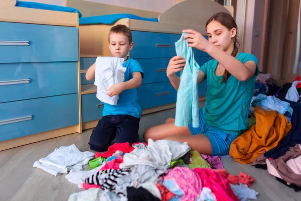 Niños Felices Doblando Ropa Dormitorio Desordenado — Foto de Stock