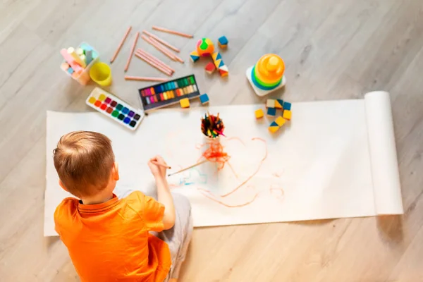 Rapazinho Desenhar Desenho Chão Quarto Vista Cima Arte Infantil Conceito — Fotografia de Stock