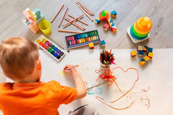 Rapazinho Desenhar Desenho Chão Quarto Vista Cima Arte Infantil Conceito — Fotografia de Stock