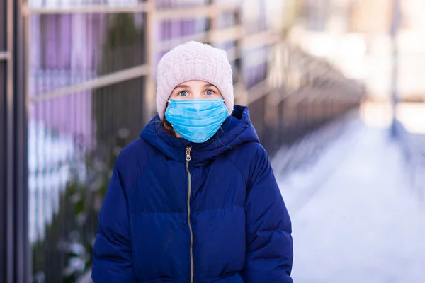Young Girl Wearing Medical Face Mask Protect Herself Pollution Germs — Stock Photo, Image
