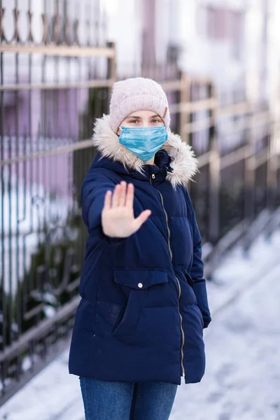 Jong Meisje Met Een Medisch Gezichtsmasker Zichzelf Beschermen Tegen Vervuiling — Stockfoto