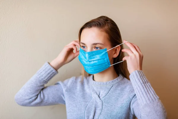 Young Woman Wearing Medical Face Mask Protect Herself Pollution Germs — Stock Photo, Image