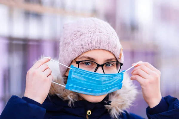 Mladá Žena Maskou Obličeji Aby Chránila Před Znečištěním Bakteriemi Koronavirem — Stock fotografie