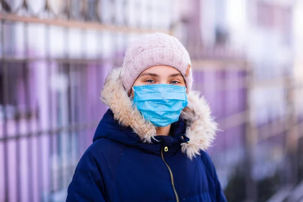 Giovane Donna Con Maschera Medica Proteggersi Inquinamento Germi Coronavirus Strada — Foto Stock