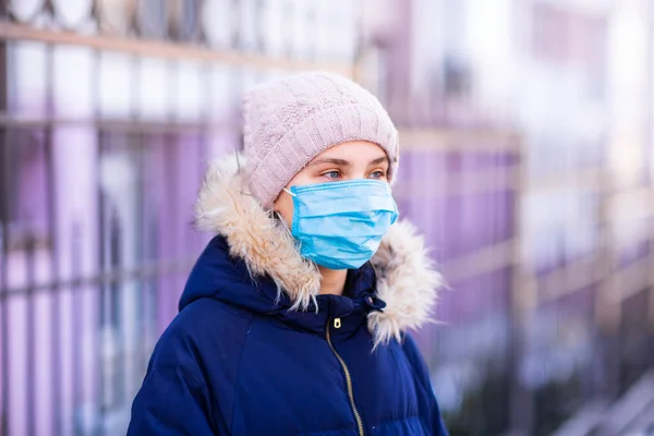 隔離中に路上の汚染 コロナウイルスから身を守るために医療面マスクをしている若い女性 コロナウイルス Covid パンデミック対策コンセプト — ストック写真