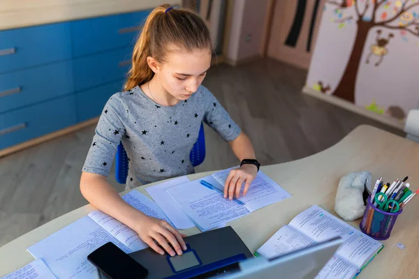 Hermosa Niña Escuela Que Trabaja Casa Habitación Con Ordenador Portátil —  Fotos de Stock