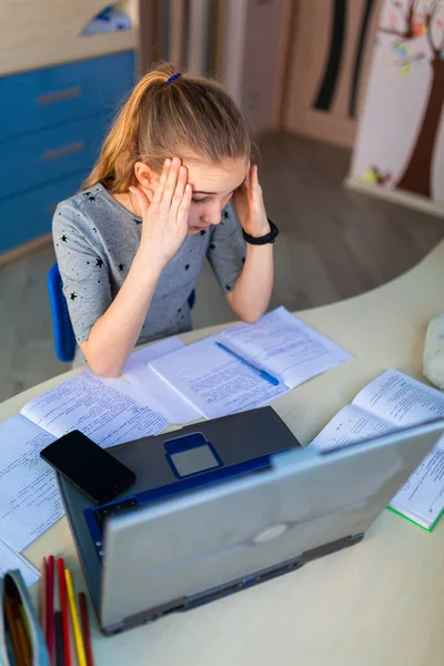 Piękna Młoda Uczennica Pracująca Domu Laptopem Notatkami Klasowymi Studiująca Klasie — Zdjęcie stockowe