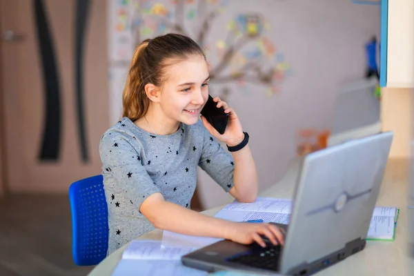 Hermosa Niña Escuela Que Trabaja Casa Habitación Con Ordenador Portátil —  Fotos de Stock