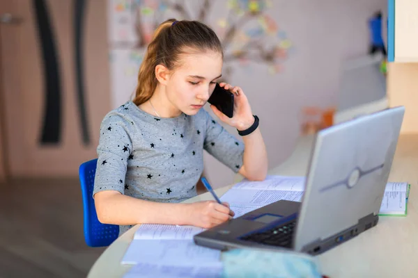 Schöne Junge Schulmädchen Die Hause Ihrem Zimmer Mit Laptop Und — Stockfoto