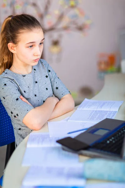 Mooi Jong Schoolmeisje Dat Thuis Haar Kamer Werkt Met Een — Stockfoto