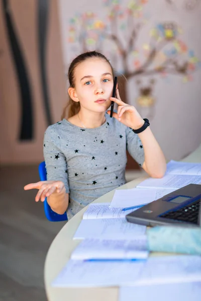 Hermosa Niña Escuela Que Trabaja Casa Habitación Con Ordenador Portátil —  Fotos de Stock