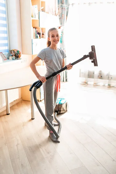 Nastolatka Sprzątająca Pokój Odkurzaczem Koncepcja Sprzątania Dzieci Pomocy Domowej — Zdjęcie stockowe