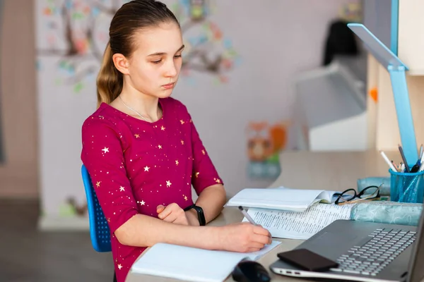 Smuk Ung Skolepige Der Arbejder Hjemme Sit Værelse Med Bærbar - Stock-foto