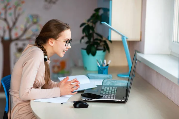 Schöne Junge Schulmädchen Die Hause Ihrem Zimmer Mit Laptop Und — Stockfoto