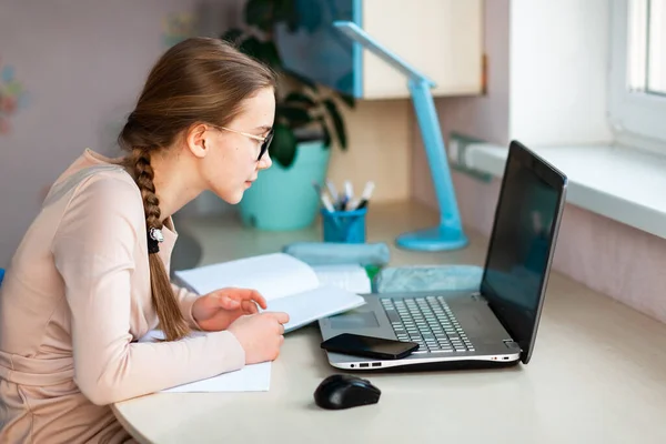 Schöne Junge Schulmädchen Die Hause Ihrem Zimmer Mit Laptop Und — Stockfoto