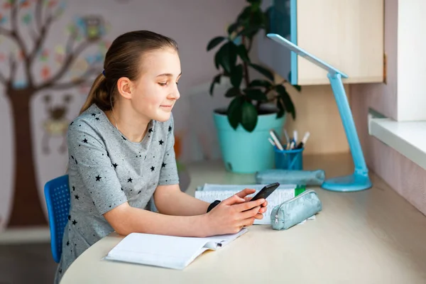 Bela Menina Escola Trabalhando Casa Seu Quarto Com Notas Classe — Fotografia de Stock