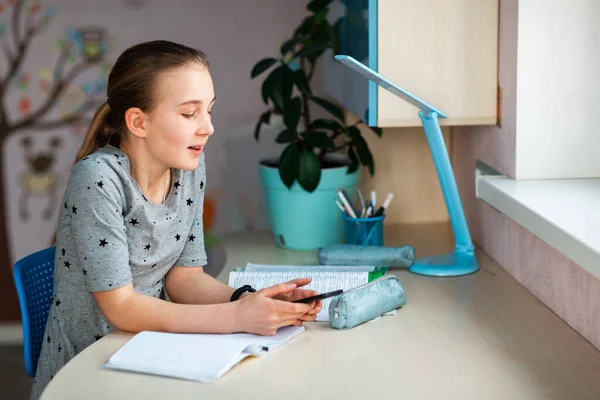 Hermosa Niña Escuela Que Trabaja Casa Habitación Con Notas Clase —  Fotos de Stock