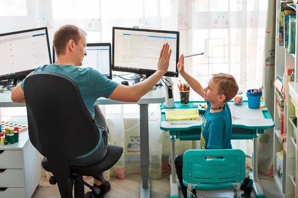 Padre Con Niño Tratando Trabajar Desde Casa Durante Cuarentena Quédese —  Fotos de Stock