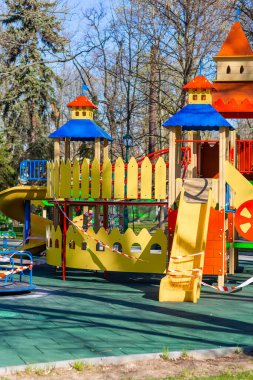 Çocuk parkı kapalı ve küresel koronavirüs karantinası için uyarı bandıyla sarılmış. Çocuk parkında yok. Koronavirüsün önlenmesi COVID-19.