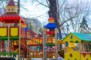 Çocuk parkı kapalı ve küresel koronavirüs karantinası için uyarı bandıyla sarılmış. Çocuk parkında yok. Koronavirüsün önlenmesi COVID-19.