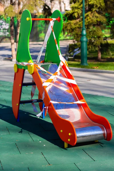 Parque Infantil Cerrado Envuelto Cinta Advertencia Alarma Para Cuarentena Mundial — Foto de Stock