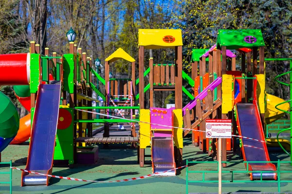 Çocuk parkı kapalı ve küresel koronavirüs karantinası için uyarı bandıyla sarılmış. Çocuk parkında yok. Koronavirüsün önlenmesi COVID-19.