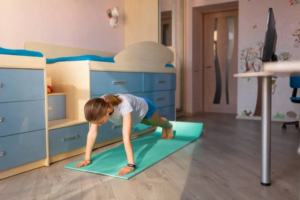 Menina Tennage Fazendo Ginástica Fitness Casa Tutorial Vídeo Ginástica Exercícios — Fotografia de Stock