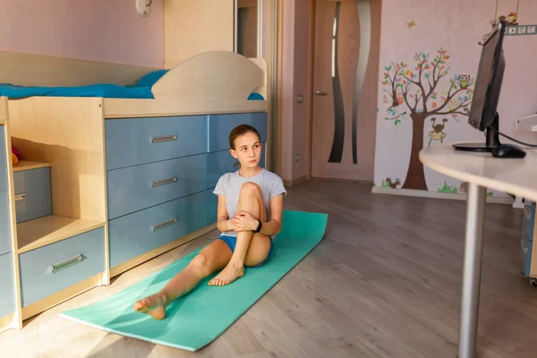 Ένα Κορίτσι Που Κάνει Γυμναστική Στο Σπίτι Εκπαιδευτικό Βίντεο Γυμναστικής — Φωτογραφία Αρχείου