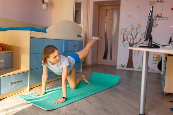 Tennage Dziewczyna Robi Gimnastykę Fitness Domu Kurs Wideo Gimnastyki Ćwiczenia — Zdjęcie stockowe