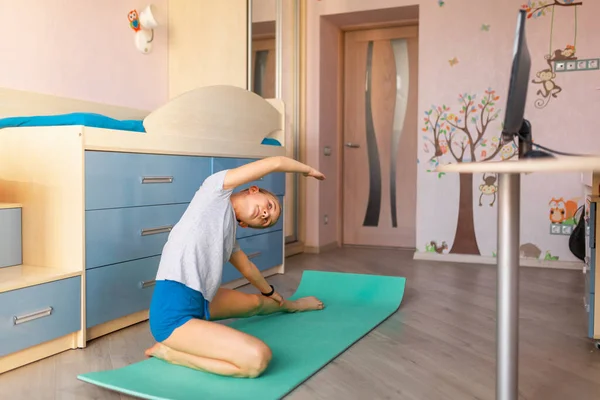 Menina Tennage Fazendo Ginástica Fitness Casa Tutorial Vídeo Ginástica Exercícios — Fotografia de Stock