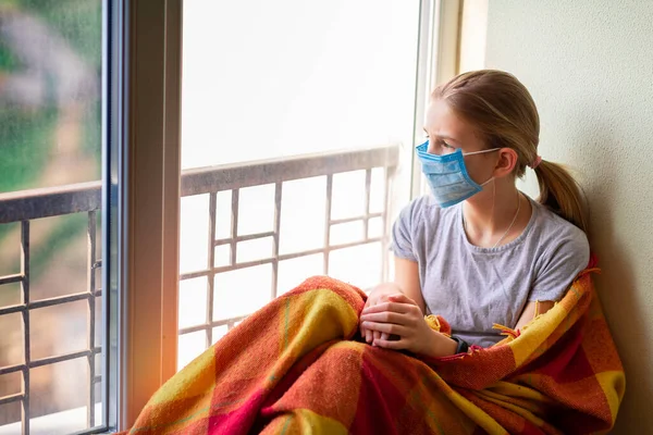 Sorgsen Liten Flicka Skyddande Mask Sitter Fönstret Hemma Isolerad Upp — Stockfoto