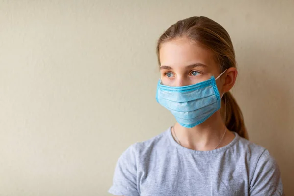 Una Ragazzina Maschera Medica Triste Spaventata Coronavirus Protezione Indossando Maschere — Foto Stock